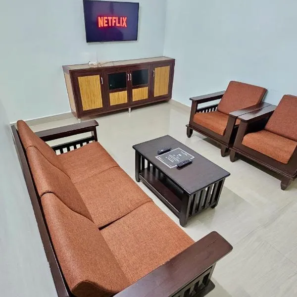 TrueLife Comfort Inn - Near PS4 veg restaurant - On way to Balaji Temple - 2BHK AC apartments - Coffee Tea Milk - Fast WiFi, Kitchen, Dining, Android TV, Parking - Easy access to Airport, Railway Station and to all Temples - Top service with lots of Love, hotel u gradu Tirupati