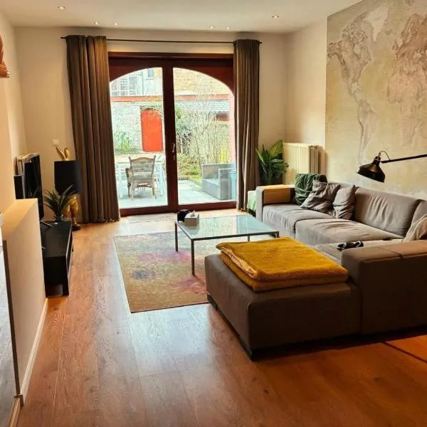 Spacious Design Home with Garden near Centre, hotel a Bruges