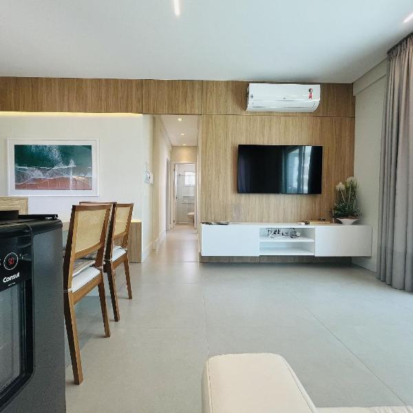 Residencial Cayman - Apartamento espaçoso a apenas 3 minutos da Praia de Palmas, com ar-condicionado em todos os cômodos e sacada com vista para a rua.