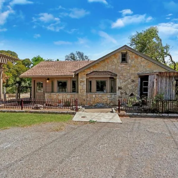 Milk Bath Springs Cottage, hotel em Dripping Springs
