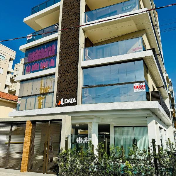 Apartamento de frente para o mar na Praia de Palmas com uma suíte e duas demi-suítes.