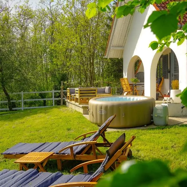 Luxury Vineyard Retreat with Private Jacuzzi, hotel in Szigetvár