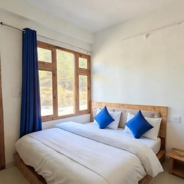 Green Valley River Side Hotel And Resort Gadagusain #peaceful heritage cozy stay #lawn with bonfire #most awarded, hotel di Jibhi