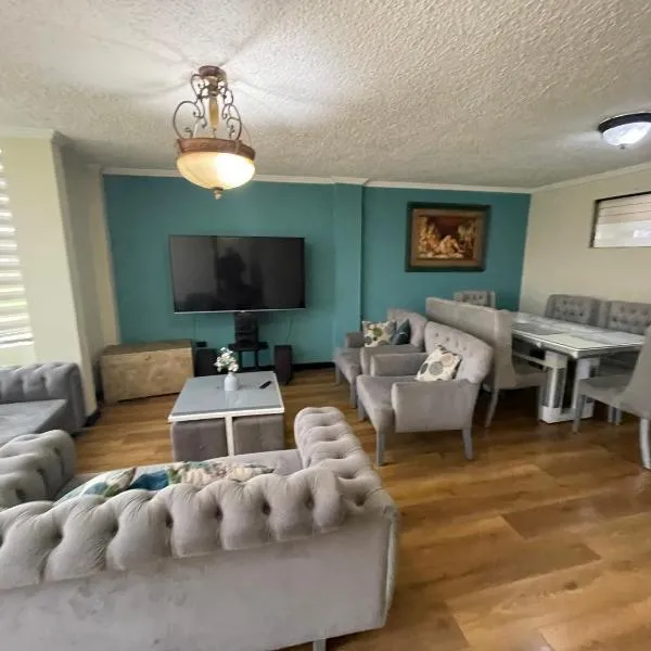 Hermoso departamento de tres dormitorios en el centro histórico para familia de 10 personas, ξενοδοχείο στην Κουένκα