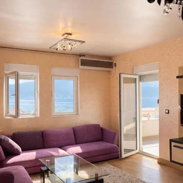 Seafront Apartment with Stunning Sea View in Baošići, hotell sihtkohas Baošići
