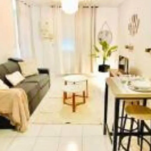 Savana Lodge, Wi-Fi, Parking Privé et Calme, Sortie 12 ChanaS, hotel di Chanas