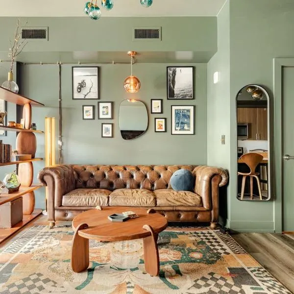 Sleek Cherry Creek Studio - Hot Tub & Free Parking, hôtel à Denver