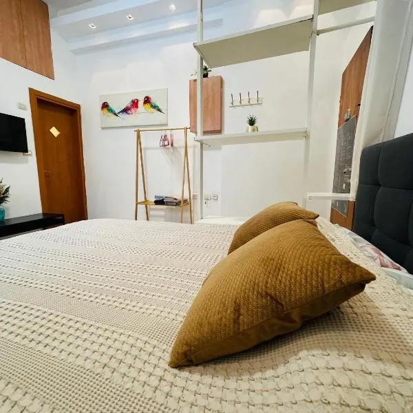 Dotan's Boutique Studios - By Bograshov Beach!, hotel a Tel Aviv