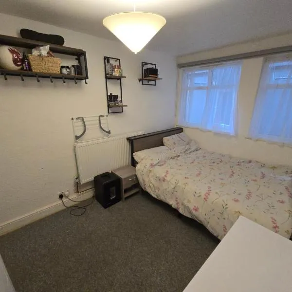 Private Double Room near Bognor Beach!, מלון בבוגנור רג'יס