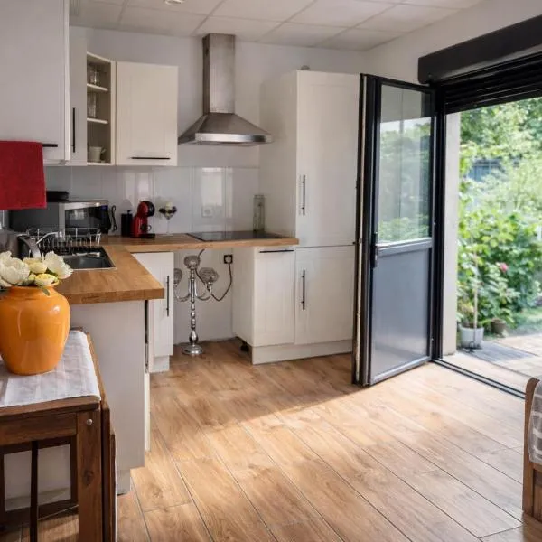 Channel-Appartement cosy avec piscine, jardin & nature aux portes de Paris, hotel i Saint-Maurice