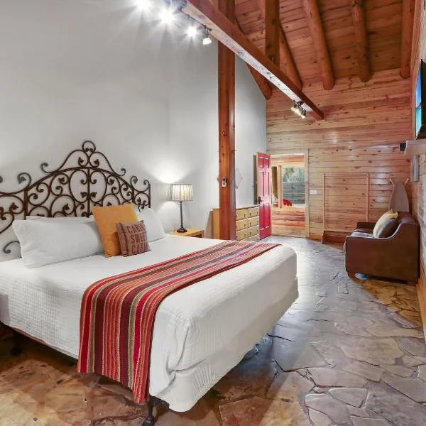 Wimberley Log Cabins Resort and Suites- Unit 3, hotel di Wimberley