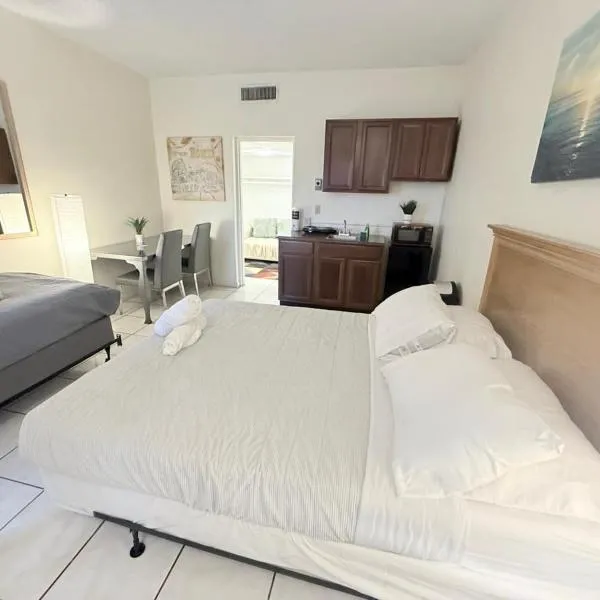 Spacious Studio Close to the Beach & Shops 2339, hotel di Hallandale Beach