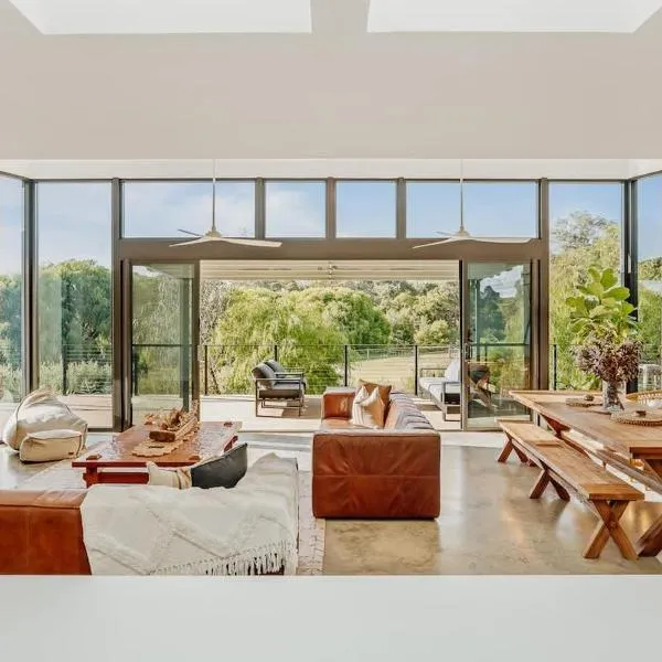 Wildwood - Luxe Vineyard Retreat with Tranquil Views, hotel u gradu Yallingup Siding