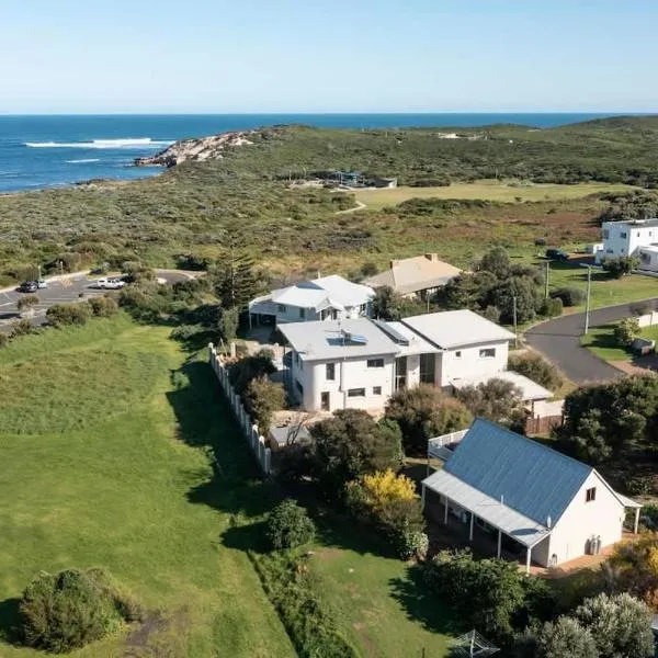 Ocean View walk to the beach & Surfers Point - Margaret River Properties, khách sạn ở Prevelly