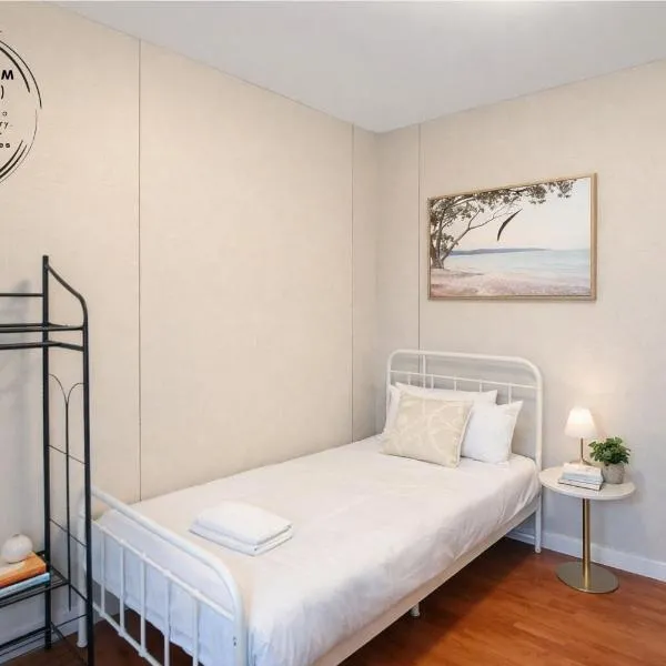 Cozy Private Single Room in Bankstown - Near Transport & Shops - Shared Bathroom, hotel in Bankstown