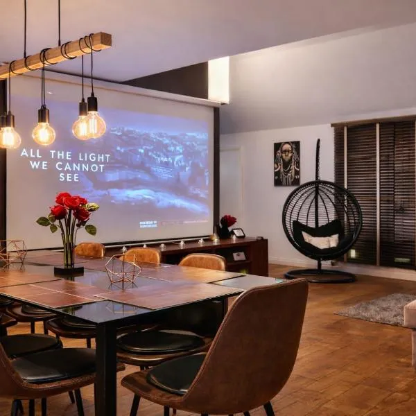 Luxury Loft Duplex Penthouse Of 190m2 & Free Parking !، فندق في بروكسل