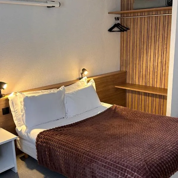 Hotel Du Rocher، فندق في لو كايلار