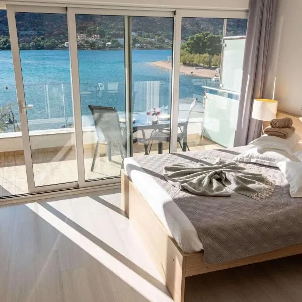 Holidays Roko - Sea View Apartments with Pool, hotelli kohteessa Grebaštica