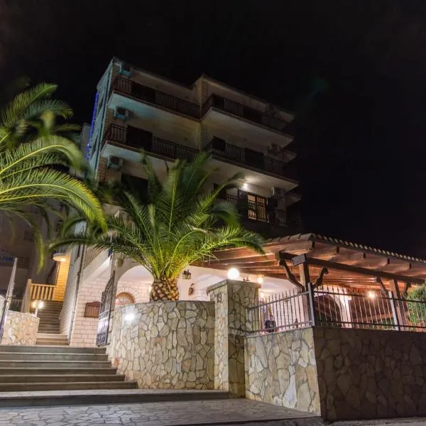 Hotel Vagabundo - Newly Renovated, 100m from Beach, Pool & Breakfast, hotel u gradu Trogir