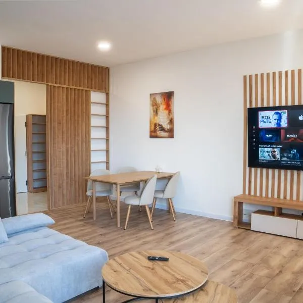 Lux Apartmán Central Point s terasou O, khách sạn ở Humenné