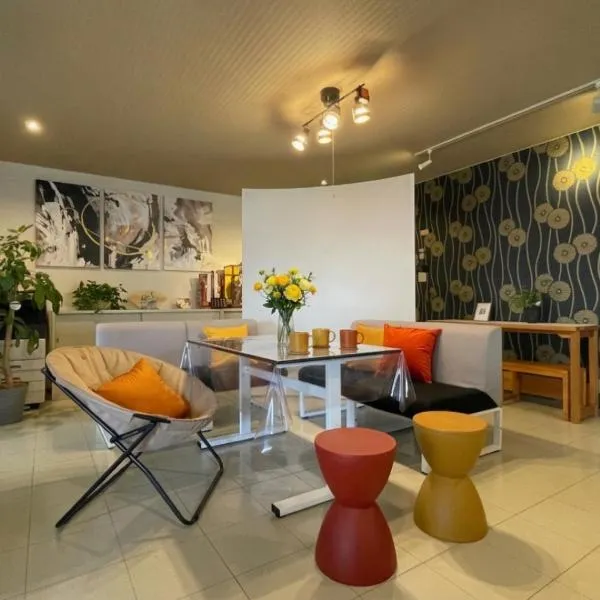 松山城徒歩圏 - 道後近く - 駅徒歩1分 - 無料駐車場 - 和モダン貸切ルーム ビル2階 - 最大8名 - スーパー5分, hotel a Matsuyama