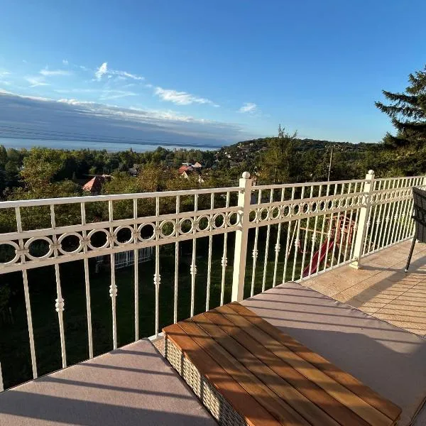 JOY Apartman - Balatonalmádi Home with Panorama, hotel u gradu Balatonalmadi