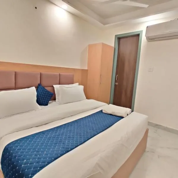 Hotel KALRA 300 Mtr from golden temple, מלון באמריצר