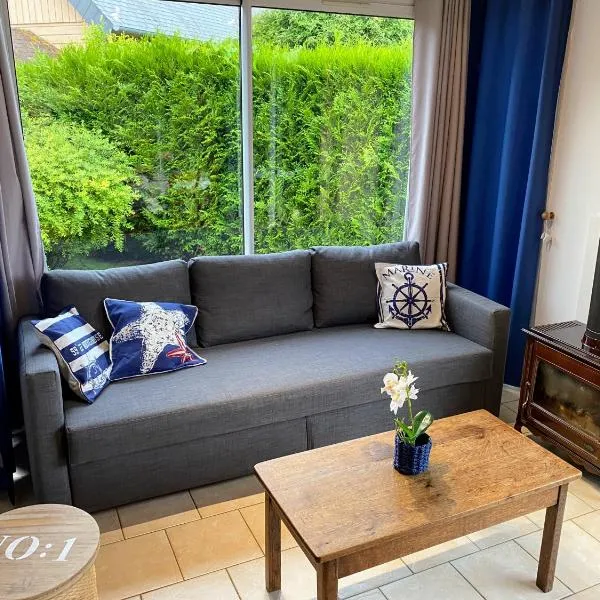 Maison calme et lumineuse de plain-pied, jardin et piscine, hotel a Cabourg