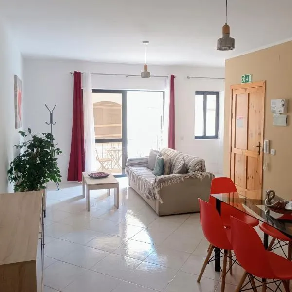 Steps to Xlendi Bay! Modern 3BR Flat with Full AC, hotel i Xlendi
