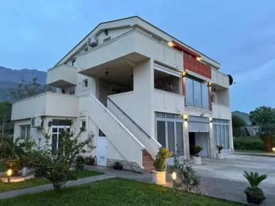 Apartments Dusan & Vasilije, hotel sa Radanovići