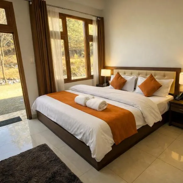 Green Valley River Side Hotel And Resort Gadagusain #peaceful heritage cozy stay #lawn with bonfire #most awarded, hotel u gradu 'Jibhi'