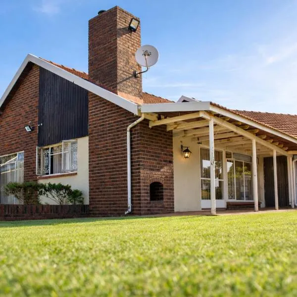 Spacious Holiday Home in Florida Park! Pool! Parking! Fast Wifi!, hotel in Roodepoort