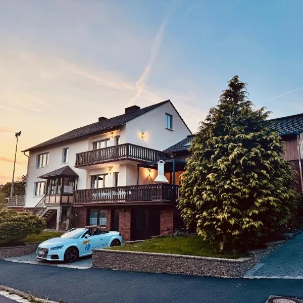 Großes Ferienhaus für 12 -17 Personen mit Whirlpool - Spielzimmer und Garten, hotell i Herbstein