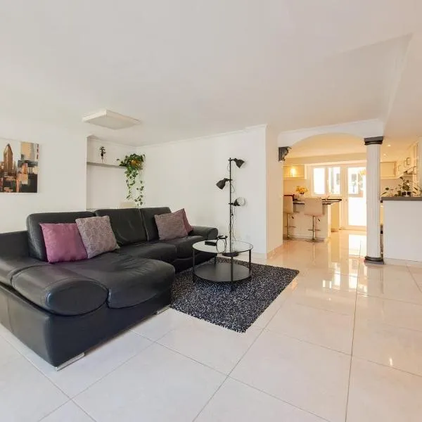 Spacious modern apartment in peacefull Las Coloradas, close to Papagayo Beaches, hotel a Playa Blanca