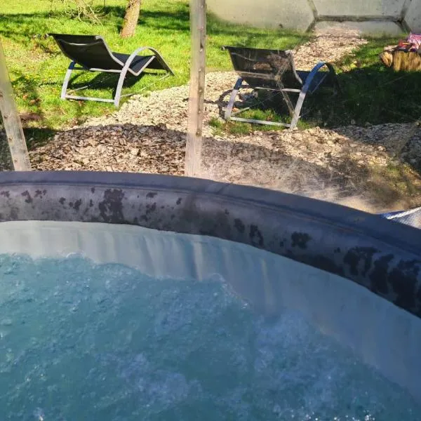Clear Dome covered hot tub, bbq, firepit, projector, khách sạn ở Snelland