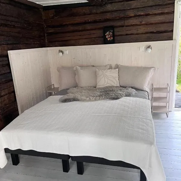 Aadu Holiday Farm, готель у місті Suur-Rootsi