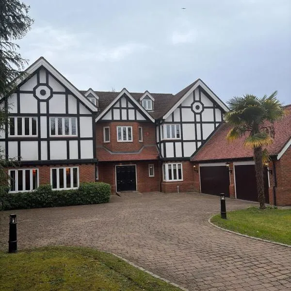 Luxury 6 Bed Mansion with Cinema, Gardens & Gated Estate, hotel u gradu 'Gerrards Cross'