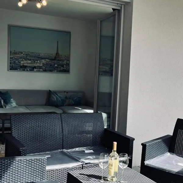 Lumière Parisienne Spacious 2BR Apartment with Terrace Free Parking Near Metro Line 13, hotell i Malakoff