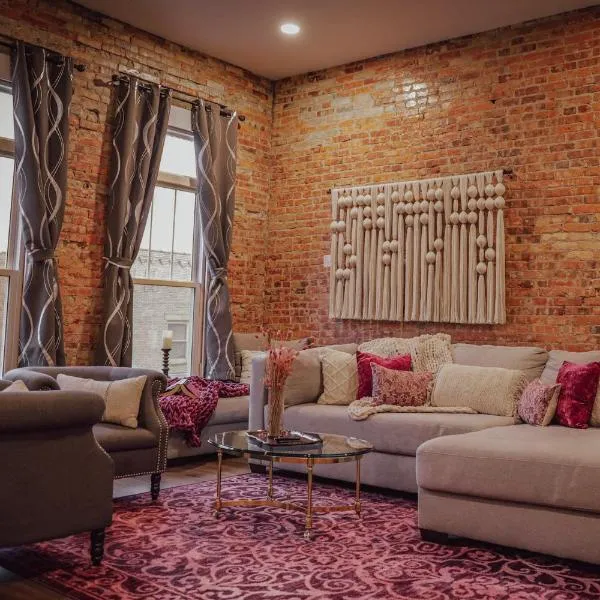 Private Boutique Getaway - Fireplace & Soaking Tub - Downtown Loft - by Cross-Key Vacation Rentals, hotel en Millersburg