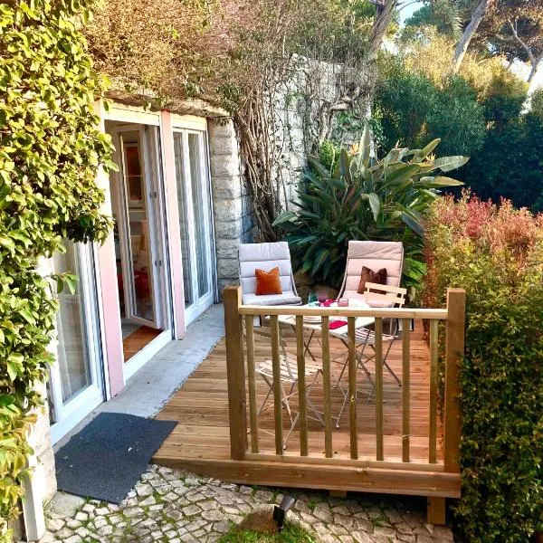 Quiet Studio with garden 8 Min from Beach, hotel em Estoril
