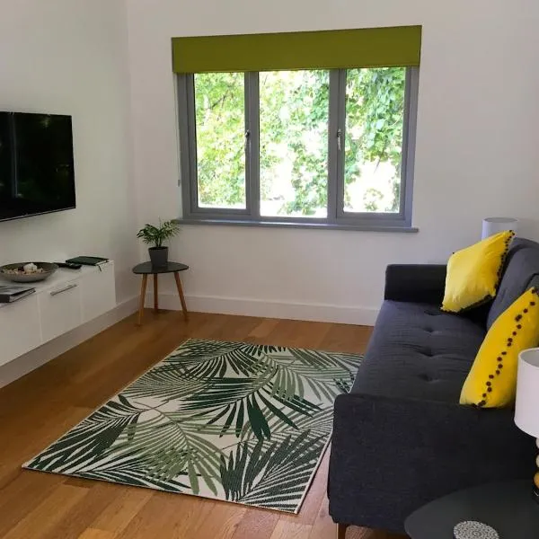 Lime Tree-Gorgeous flat with parking & court yard, hotel in Millbrook