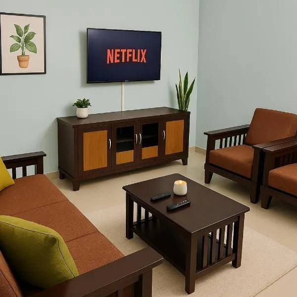 TrueLife Comfort Inn - Near PS4 veg restaurant - On way to Balaji Temple - 2BHK AC apartments - Coffee Tea Milk - Fast WiFi, Kitchen, Dining, Android TV, Parking - Easy access to Airport, Railway Station and to all Temples - Top service with lots of Love – hotel w mieście Tirupati