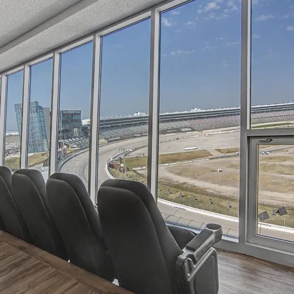 Shop & Dine: Fort Worth Condo w/ Racetrack Views!, Hotel in Fort Worth