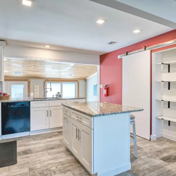 Waterfront Lagoon Home 3BR Game Room Pet Friendly, hotel a Little Egg Harbor Township