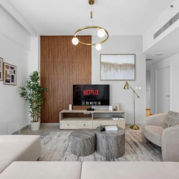 Dubai Creek Gem, Stylish Condo With Two Balconies, hotel sa Dubai