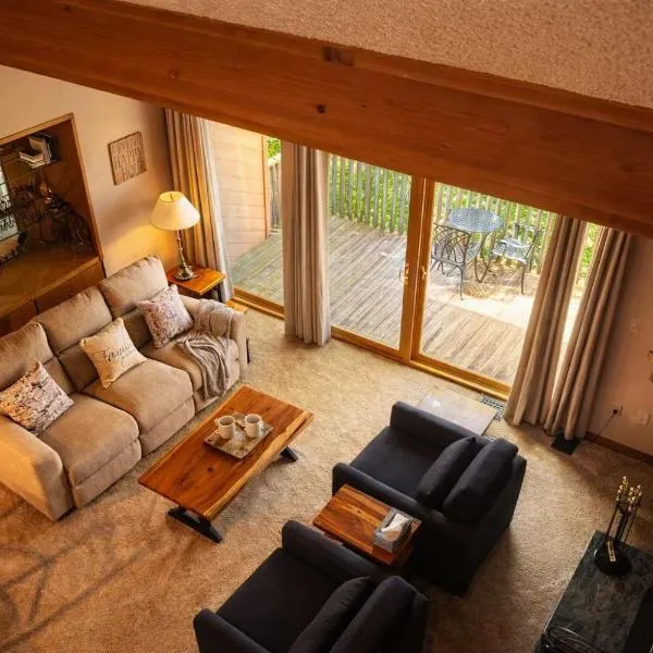 Top Floor Luxury, Sauna, Private Pool, Lake Bellaire Beach, 5 beds, 4 full bath, хотел в Bellaire