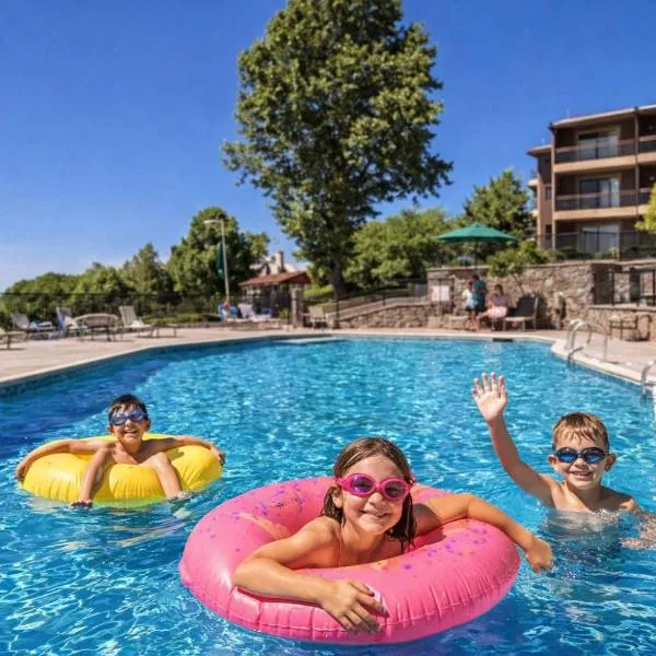 Top Floor Luxury, Sauna, Private Pool, Lake Bellaire Beach, 5 beds, 4 full bath, hotel di Bellaire