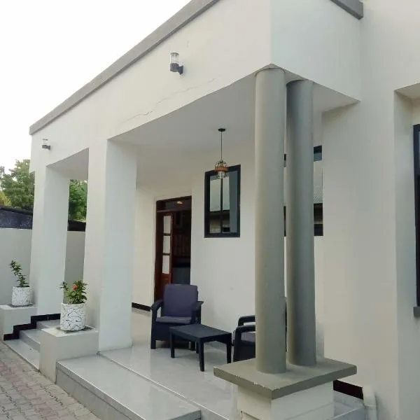 Strandnahes Haus mit Klimaanlagen und Waschmaschine โรงแรมในดาร์เอสซาลาม