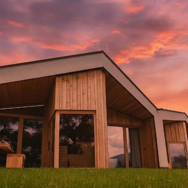 Oberplunerhof Luxury Chalet Woods, hotell i Chienes