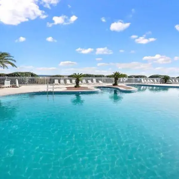 Salty Dune 2BR Beach Condo w Pools, hotel em Gulf Shores